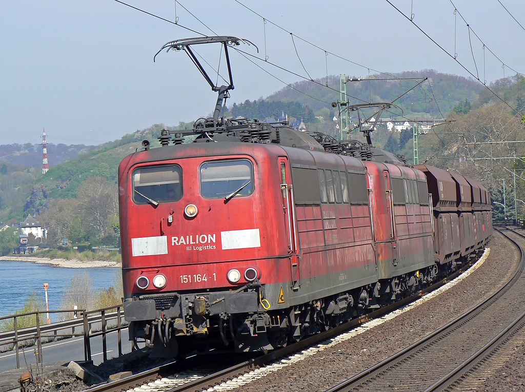 151 164-1 mit einer weiteren 151 auf der rechten Rheinstrecke hinter Linz am 24.04.2010