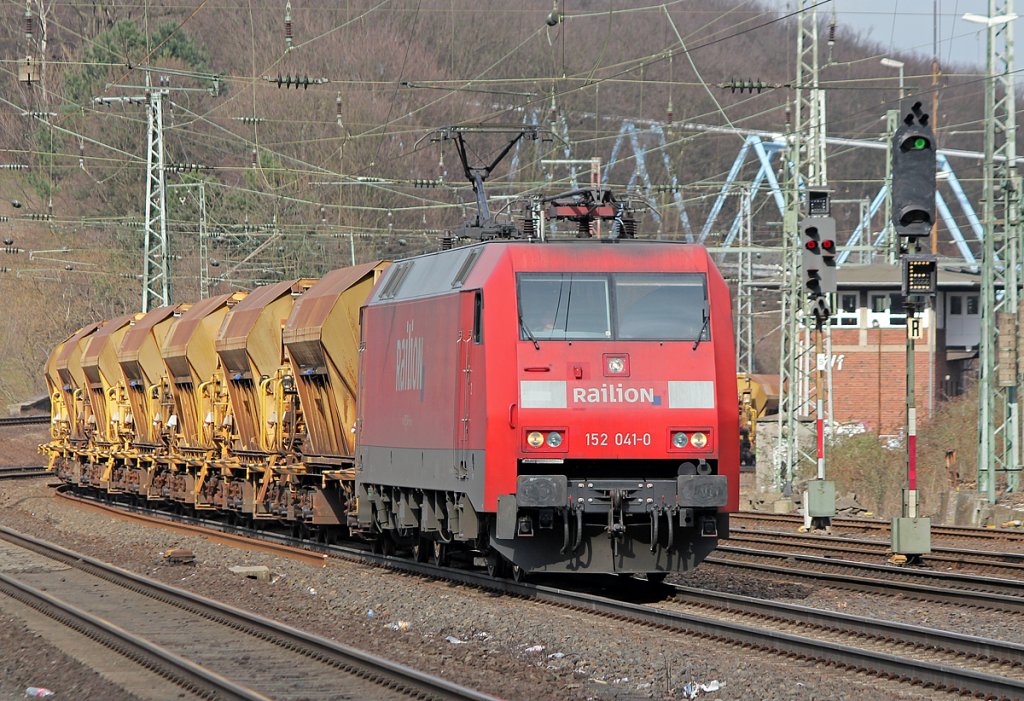 152 041-0 mit DB Schotterzug in Kln West am 11.03.2011