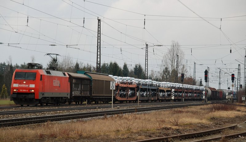 152 056-8, aufgenommen am 02.03.10, bei der Durchfahrt mit einem gemischten Gterzug durch Gersthofen, Strecke Donauwrth-Augsburg.