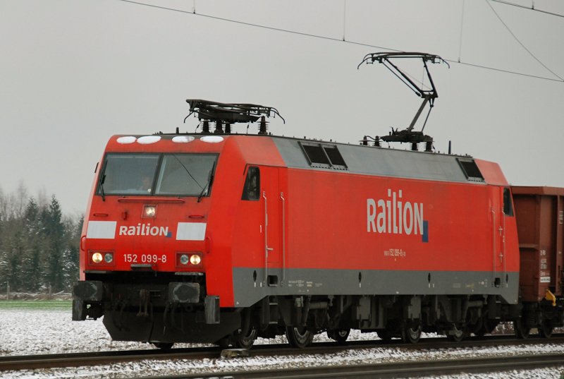 152 099-8, aufgenommen am 14.12.09, bei der Durchfahrt durch Gersthofen, Strecke Donauwrth-Augsburg.