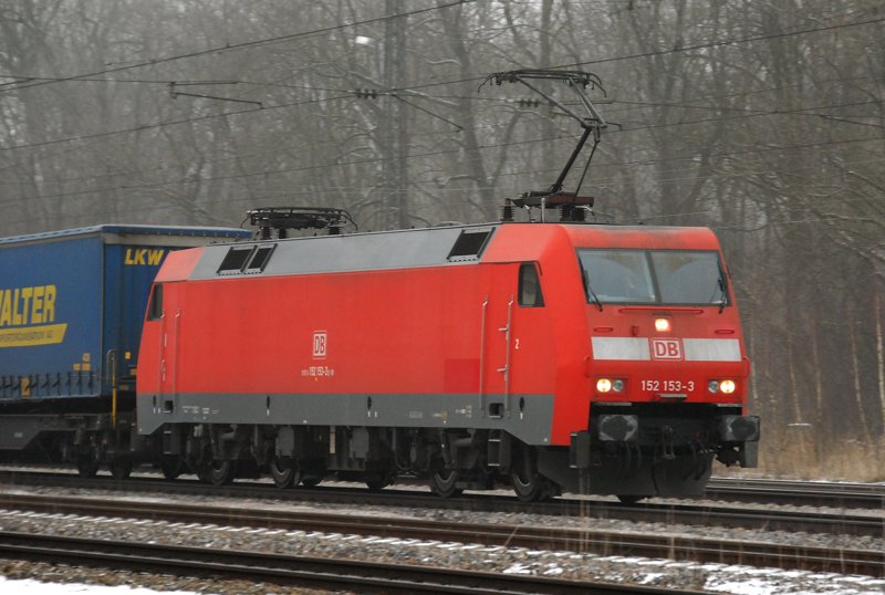 152 153-3, aufgenommen am 22.01.10, bei der Durchfahrt durch Neuoffingen, Strecke Augsburg-Ulm.