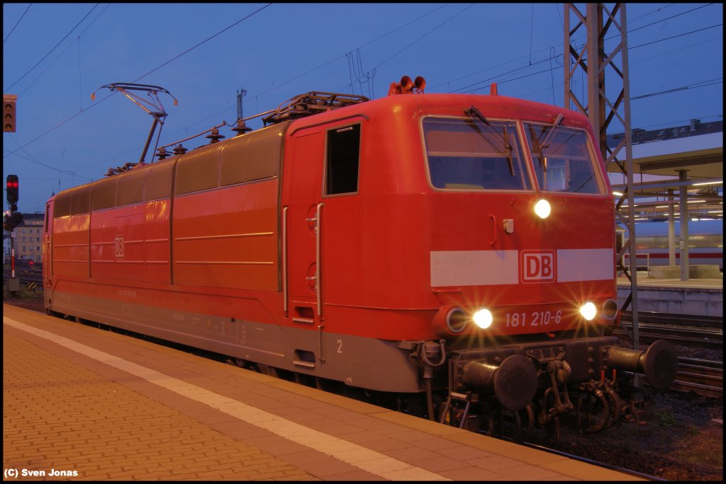 181 210-6 (DB Fernverkehr) in Koblenz-Hbf am 11.11.2012. 