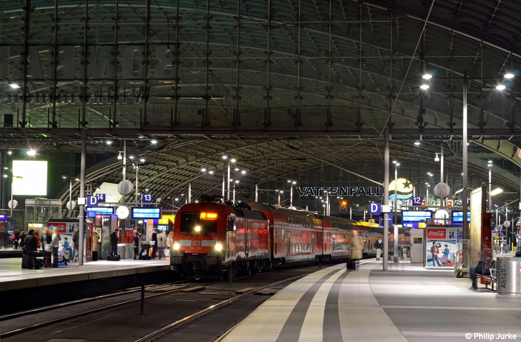 182 001-8 als RE 37418 von Cottbus nach Wismar am 28.10.2012 im Berliner Hbf.