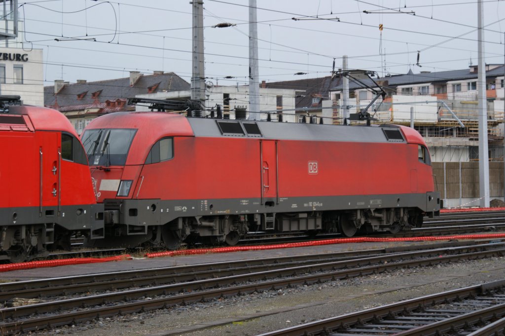 182 024 steht mit einer ÖBB 1216 im Salzburger Hauptbahnhof