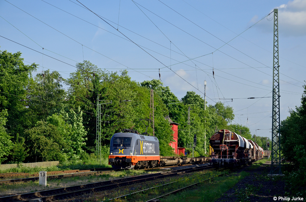 182 502-5 (242.502  ZURG ) mit dem DGS 42710 von Trier Ehrang Nord nach Helsingborgs Central am 31.05.2013 in Ratingen-Lintorf.
