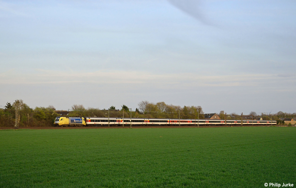 182 525-6 mit dem EC 6 von Chur nach Hamburg-Altona am 18.04.2013 in Langenfeld(Rhld).