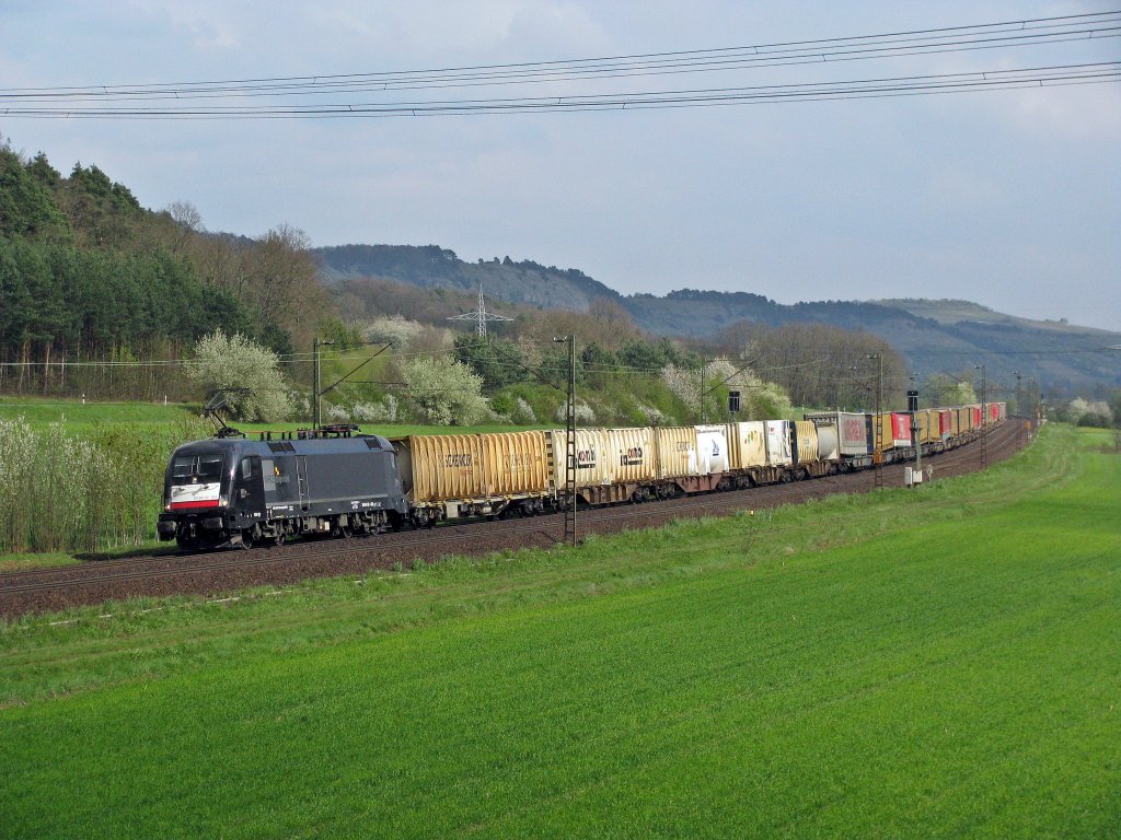 182 533 kam mit dem transped TXL-Zug aus Wrzburg.
Aufgenommen im Maintal bei Wernfeld am 21.04.2010.