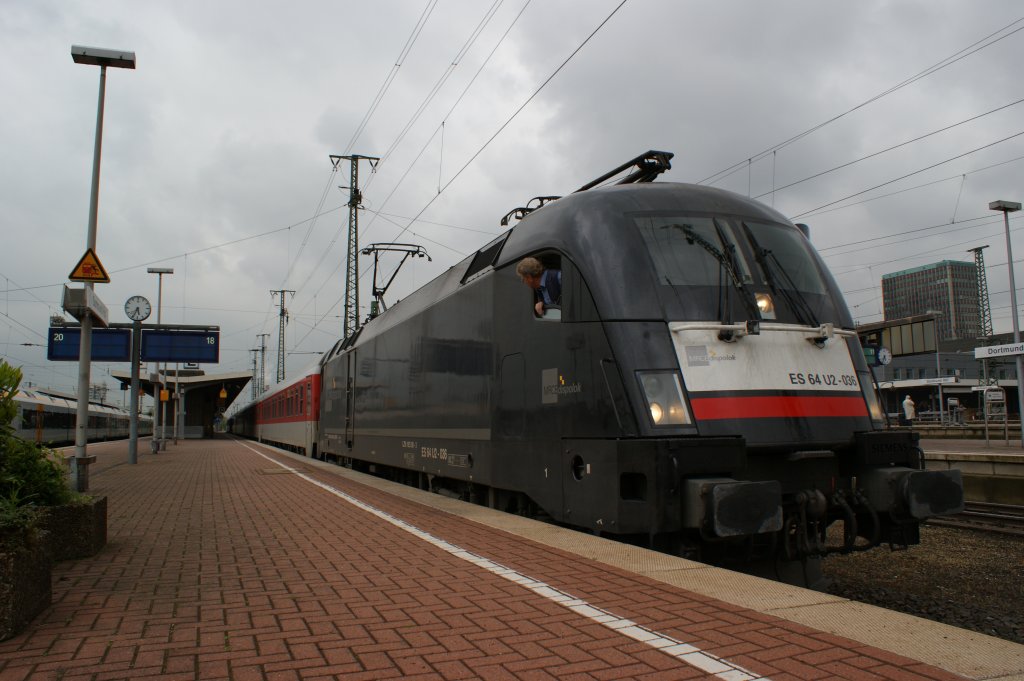 182 536 steht mit einem Leerzug im Dortmunder Hauptbahnhof
(07.05.2010)