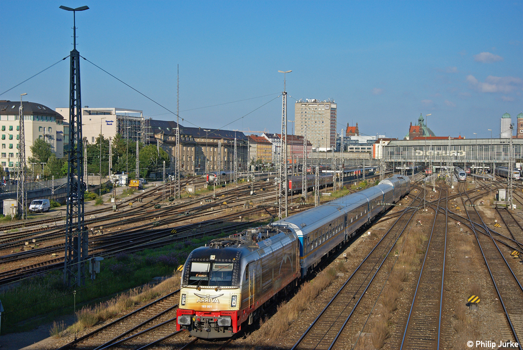 183 001-7 mit dem ALX84116 nach Hof am 10.08.2011 an der Münchner Hackerbrücke