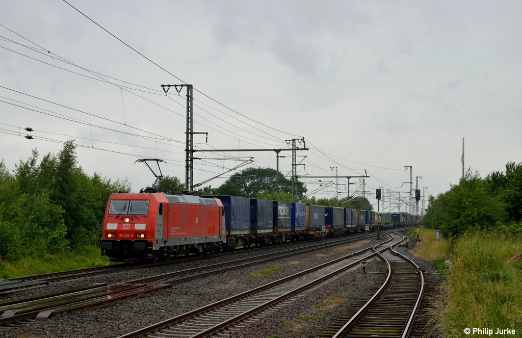 185 333-9 mit dem KT 40003 von Taulov nach Gallarate am 30.06.2013 bei Jübek.
