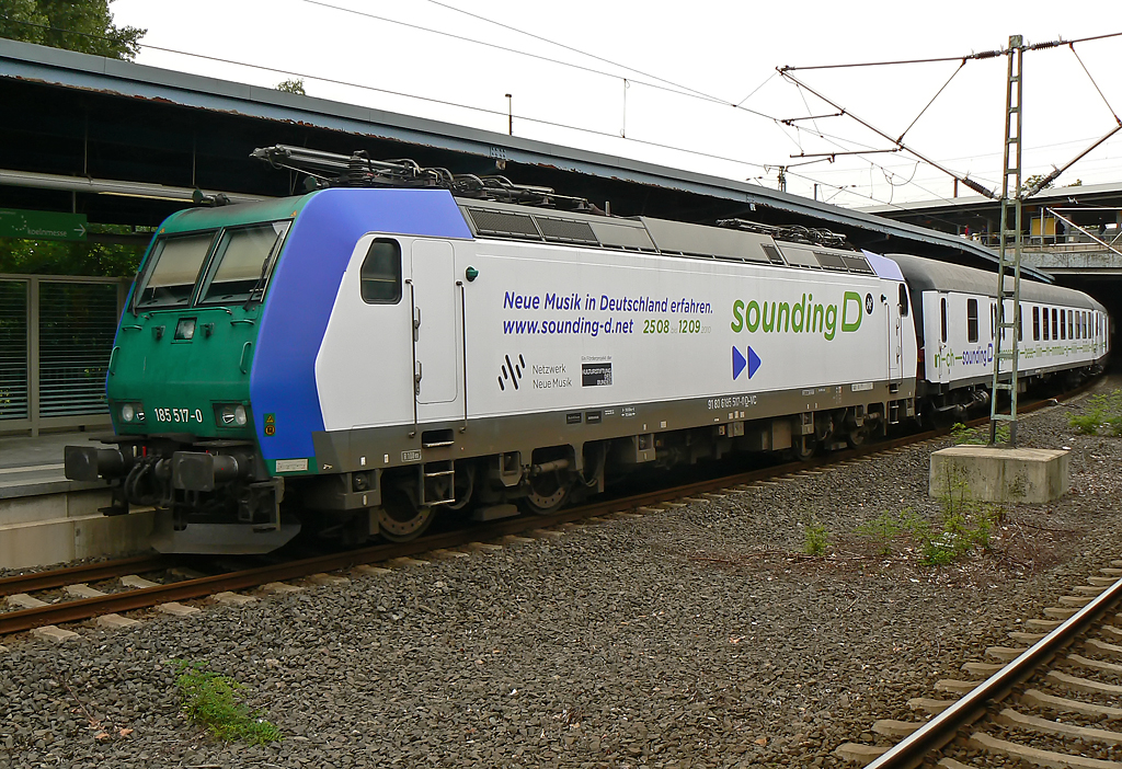 185 517-0 mit dem Sounding D Sonderzug in Kln/Messe Deutz auf Gleis 12 am 02.09.2010 