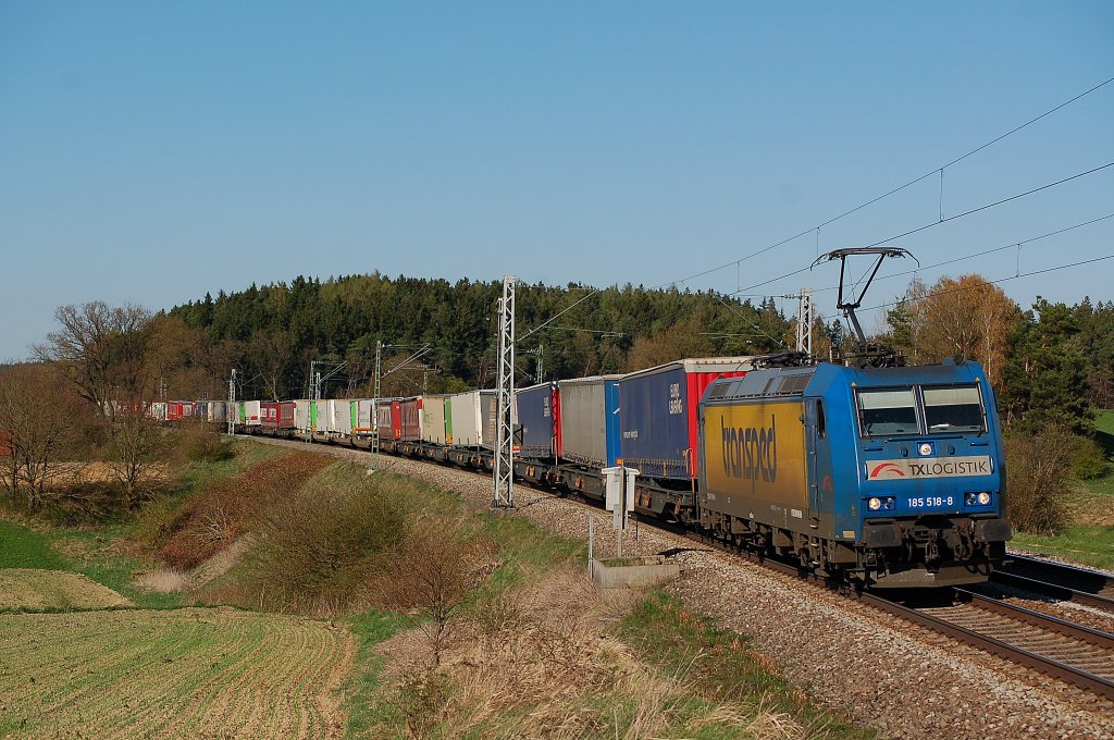 185 518 transped von TXL ist mit einem KLV - Zug unterwegs nach Mnchen Laim Rbf.
Aufgenommen am 09.04.2011.