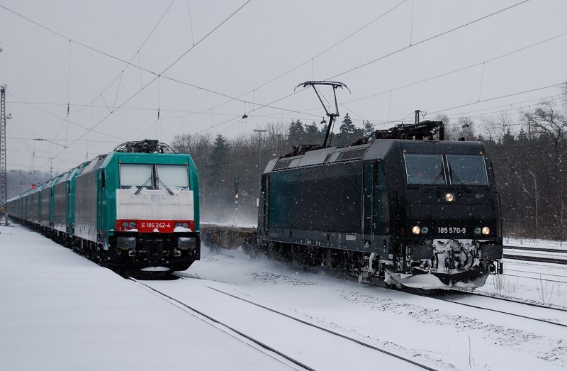 185 570-9 passiert am 28.01.10 bei der Durchfahrt durch Neuoffingen den Super-Lokzug.