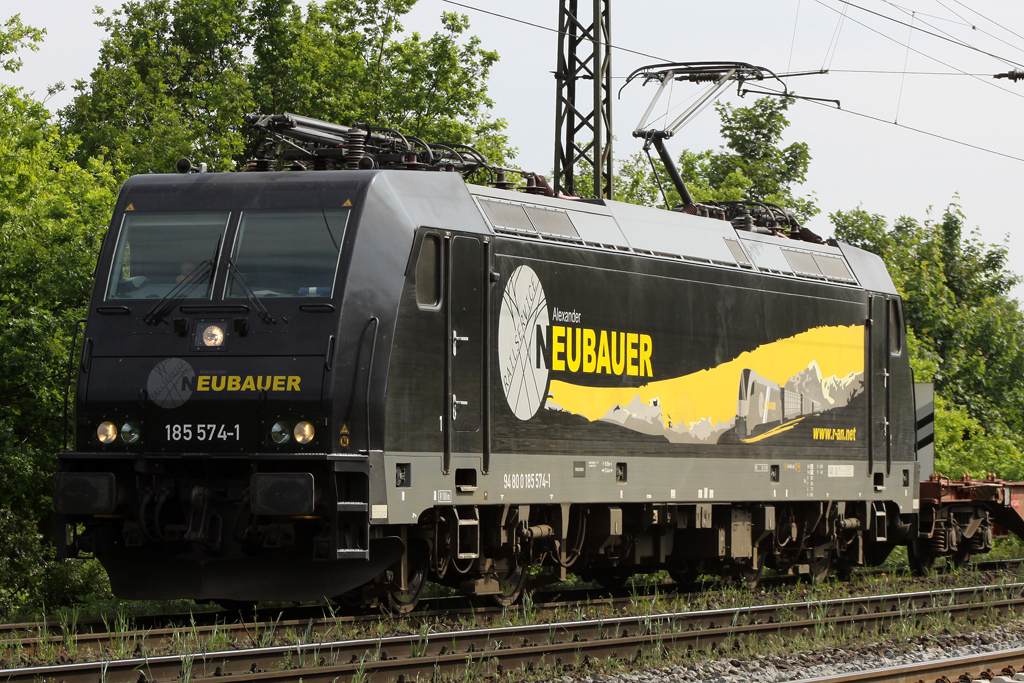 185 574-1 bei der Durchfahrt in Duisburg-Neudorf am 25.05.10 
