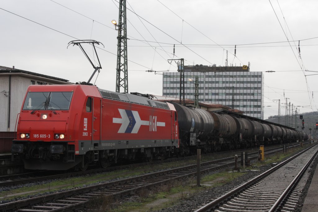 185 605 mit einem Kesselwagenzug in Wrzburg HBF am 12.12.2010