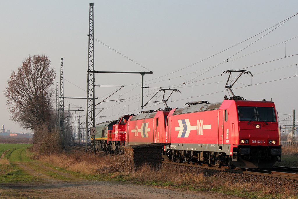 185 632-7 der HGK mit firmeneigenem Lokzug in Porz Wahn am 21.03.2012