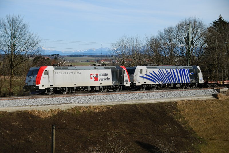 185 664-0, Kombi Verkehr, + 185 663-2, ein blaues Zebra! Aufgenommen am 27.02.10, kurz vor Aling, Strecke Rosenheim-Mnchen.