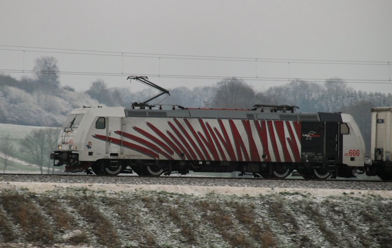 185 666-5, das rote Zebra! Aufgenommen am 13.12.09, Strecke Augsburg-Ulm, kurz vor Burgau.