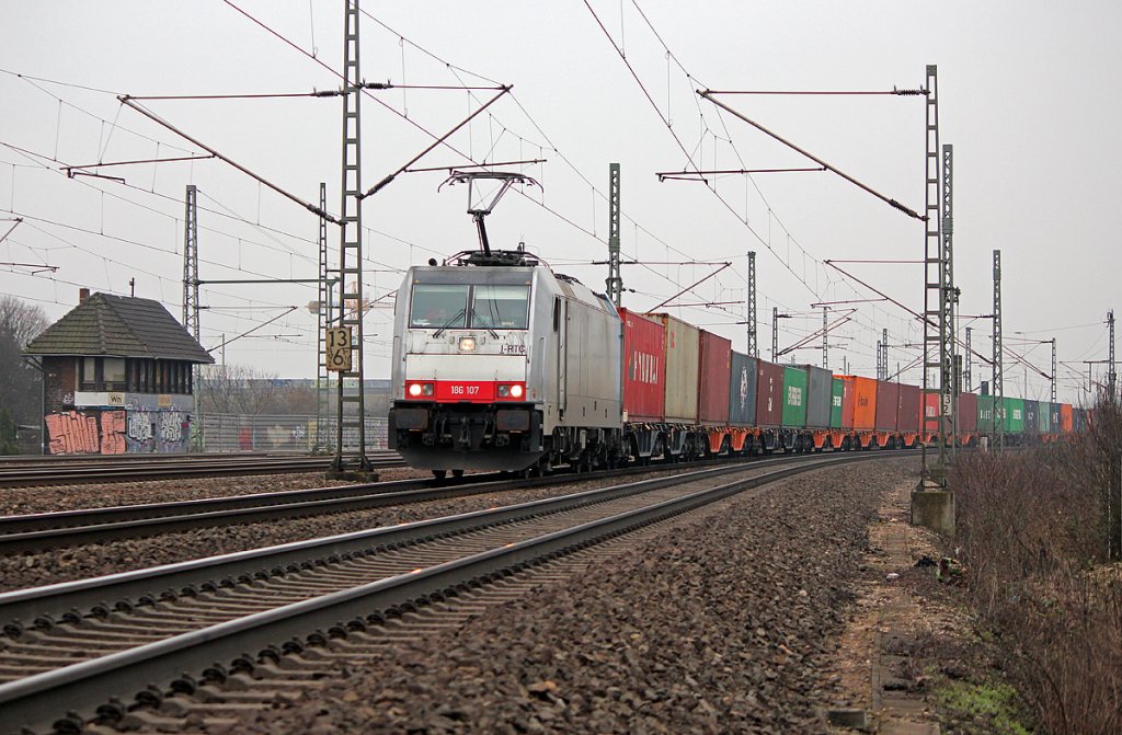 186 107 mit Containerzug  am ehem. Stellwerk Porz Wahn am 25.02.2011
