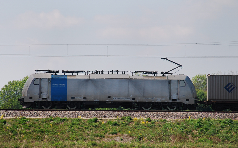 186 110-3, Railpool, aufgenommen am 04.05.11, kurz nach Burgau.