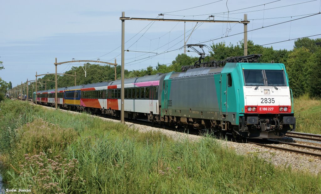 186 227 (SNCB)  2835  in Dordrecht-Zuid am 17.8.2012.