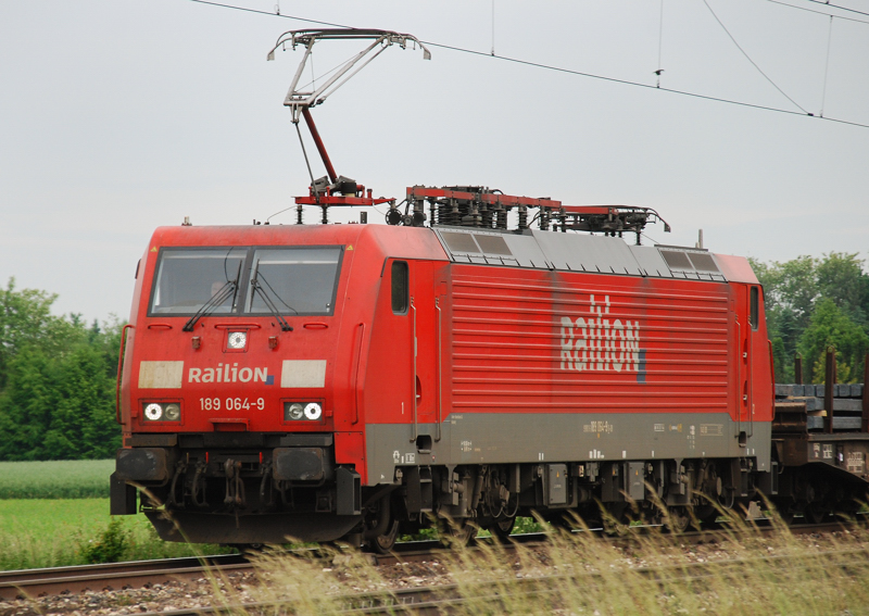 189 064-9, aufgenommen am 10.06.10, bei der Durchfahrt durch Gersthofen.