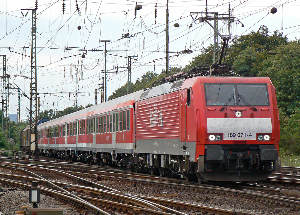 189 071-4 mit interessanter Zugzusammenstellung bei der Einfahrt in Gremberg am 10.08.2010 , Gru an den Tf ,  meep, meep !!  ;-) 