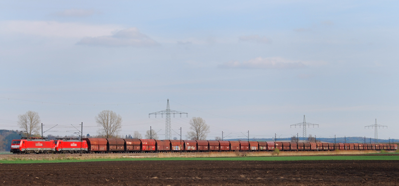 189 076-3 + 189 068-0, aufgenommen mit einem schweren Schttgutwagenzug auf der Strecke Augsburg-Ulm, am 05.04.11.