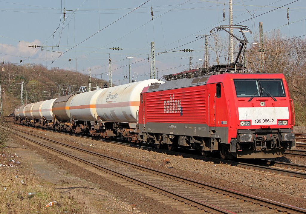 189 086-2 mit Kesselwagen in Kln West am 15.03.2011