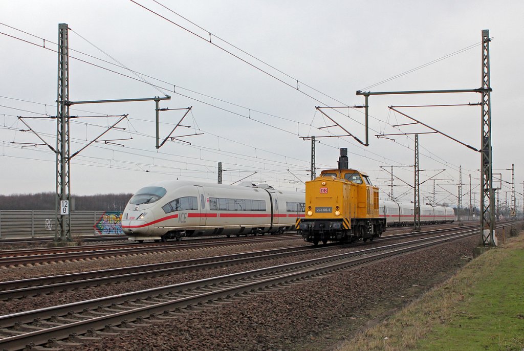 203 306-6 beim  Rennen  mit einem ICE3 , bei Porz(Rhein) am 16.03.2013