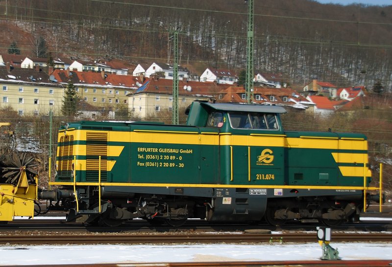 211 074, der Erfurter Gleisbau GmbH, aufgenommen am 09.03.10, bei der Durchfahrt durch Treuchtlingen.