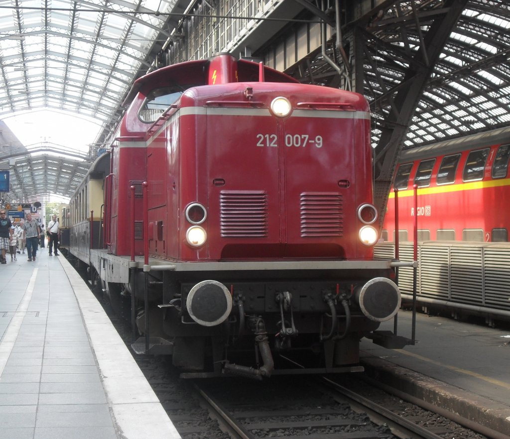 212 007-9 des Eisenbahnmuseum Bochum-Dahlhausen fuhr am 14.8.10 mit dem Rheingold  Rund um Kln .Hier um ca.16 Uhr im Klner Hbf auf Gleis 1.