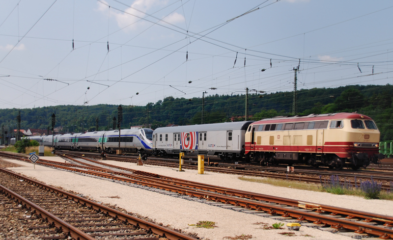 217 001-7 im Auftrag von Alstom unterwegs. Aufgenommen am 29.06.10, bei der Durchfahrt durch Treuchtlingen.