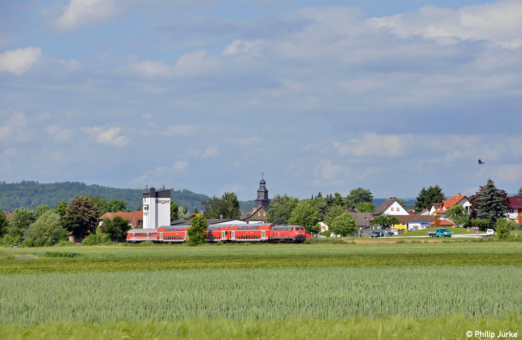 218 102-2 mit dem RE 15565 nach Frankfurt(Main)West am 08.06.2012 in Glauburg-Glauberg.