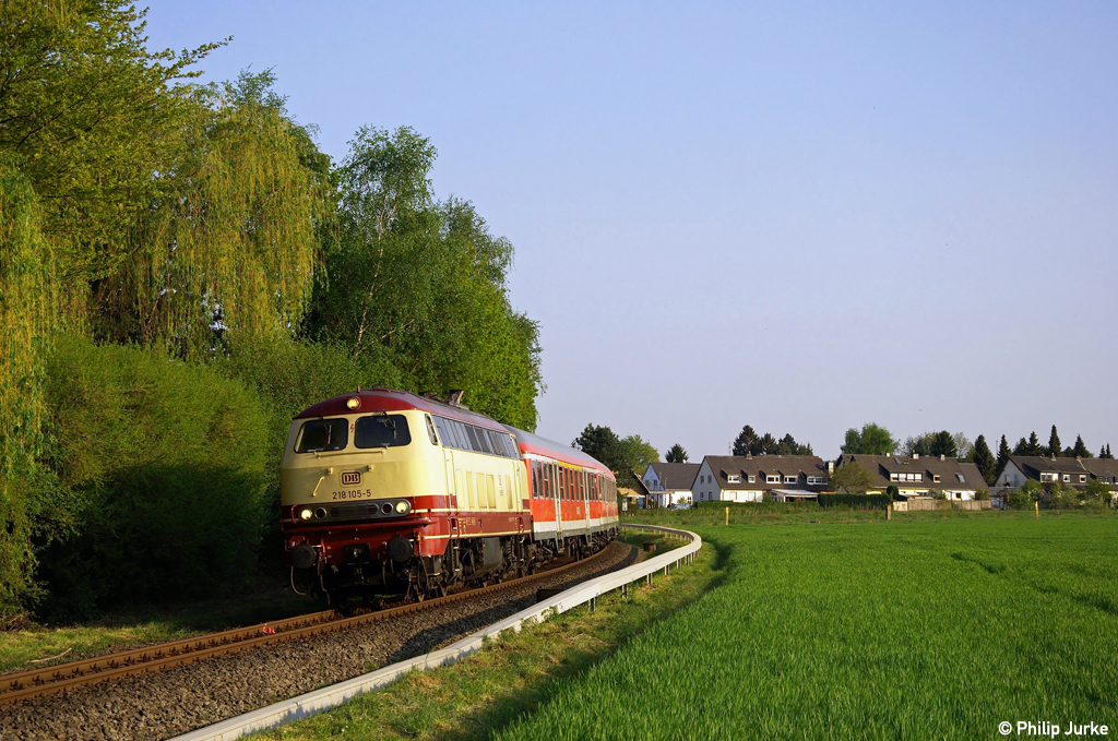 218 105-5 mit der RB 11677 nach Bonn am 20.04.2011 in Impekoven.