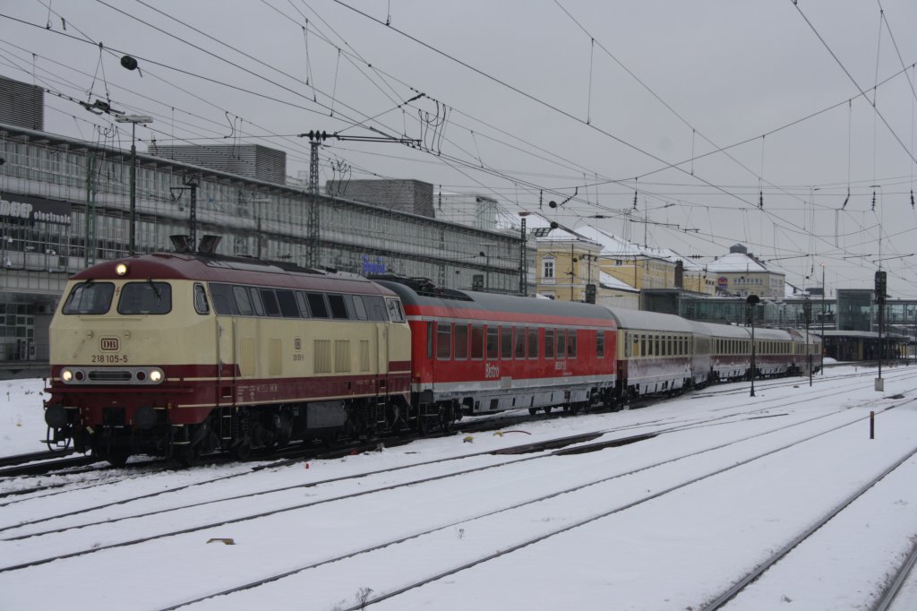 218 105 am 11.12.2010 im Bahnhof von Regensburg