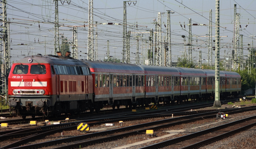 218 108 gehrt zu den ersten 10 Serien Loks und steht wie frisch vom Werk am 12.07.2010 im Vorfeld des Frankfurter HBF´s.