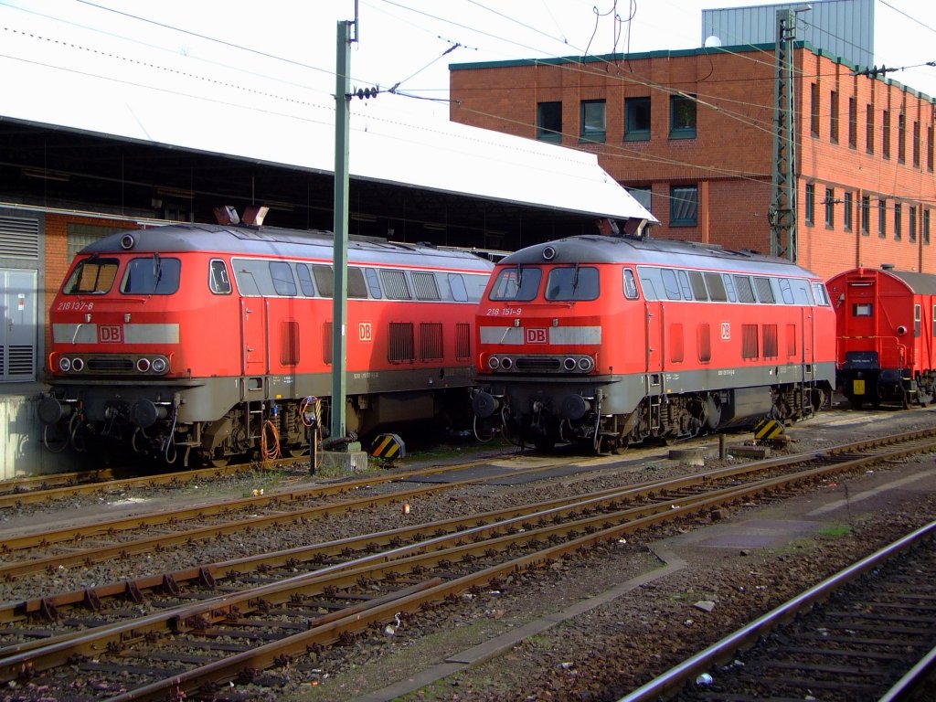 218 137-8 und 218 151-9 sind am 03.04.2010 am Hbf Koblenz abgestellt.