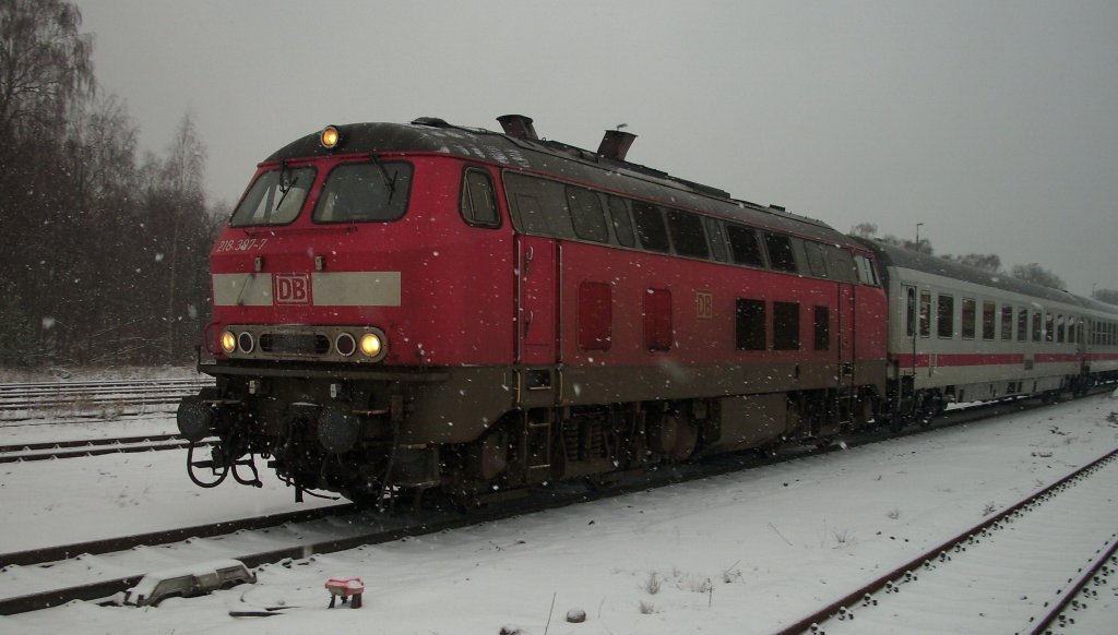 218 307-7 rollt in den Bahnhof von Munster (30.12.09)