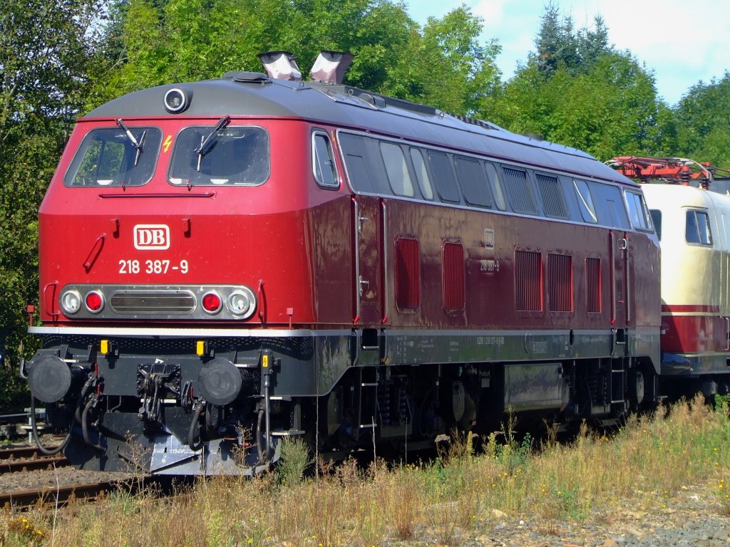218 387-9 als Schublok des historische Rheingold steht am 30.08.2009 im Bahnhof Biedenkopf zur Abfahrt nach Bad Laasphe zum Bahnhofsfest bereit. 