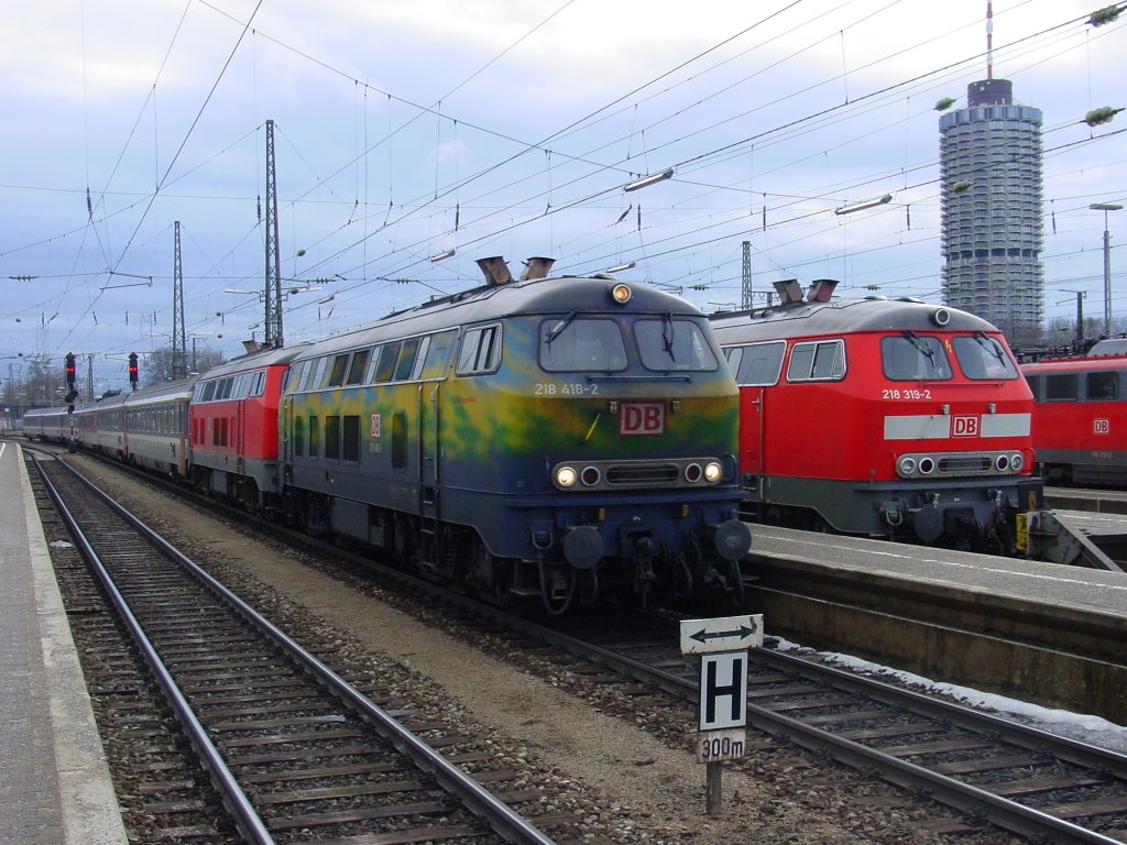 218 418+218 xxx mit Umleiter EC auf dem Weg von Mnchen HBF nach Zrich in Augsburg HBF(16.02.2006) 