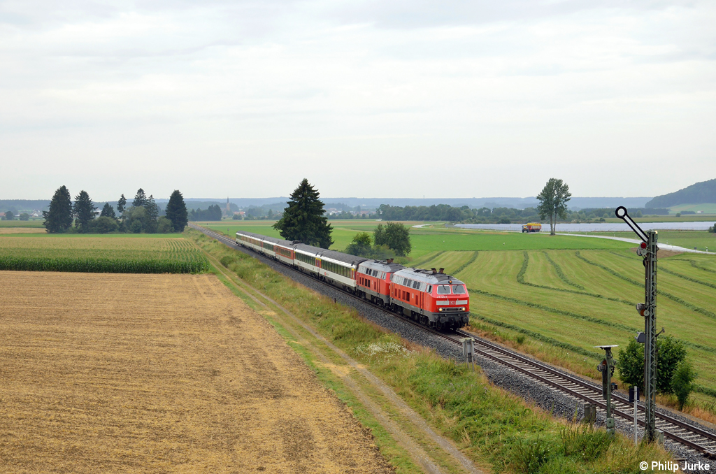 218 426-5 und 218 416-6 mit dem EC 193 von Zrich nach Mnchen am 28.07.2012 in Sontheim.