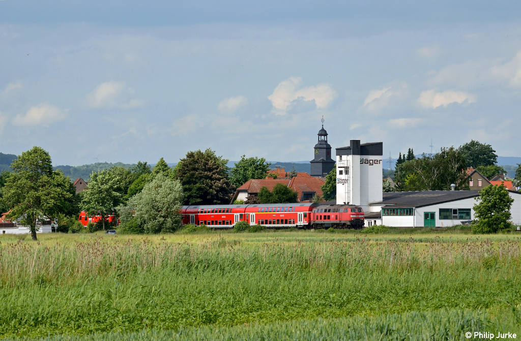 218 498-4 mit dem RE 15569 nach Frankfurt(Main) West am 08.06.2012 in Glauburg-Glauberg.