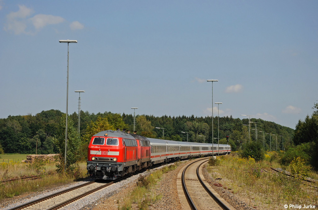 218 499-2 + 218 432-2 mit dem IC 119 nach Innsbruck am 20.08.2011 in Bad Schussenried.