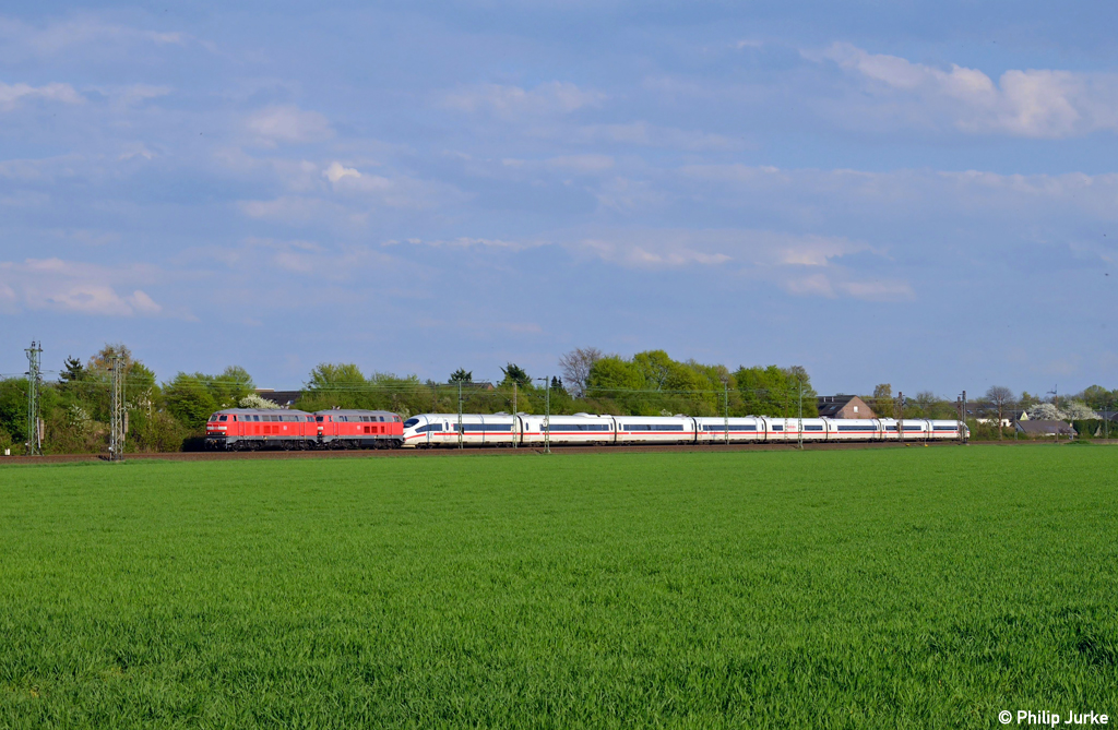 218 810-0 und 218 813-4 mit dem abgeschleppten ICE 403 034-2  Offenburg  am 25.04.2013 bei Langenfeld(Rhld.).