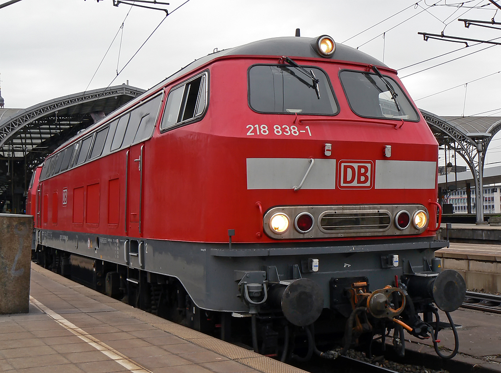 218 838-1 und 218 833-2 beim Halt in Köln Hbf am 21.04.2010