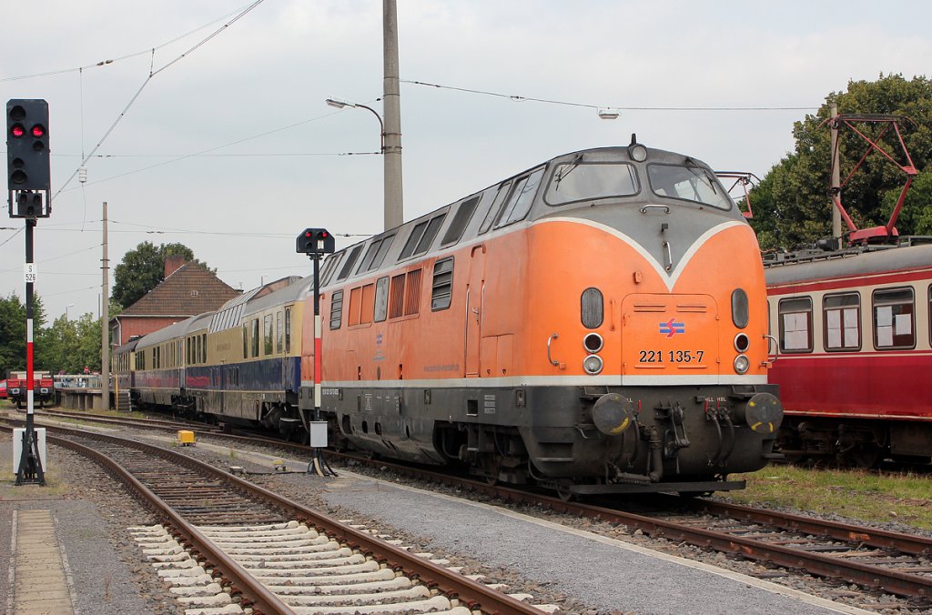 221 135-7 der Bocholter Eisenbahn mit drei Rheingoldwagen, aufgenommen beim Bahnhofsfest in Wesseling am 13.07.2013