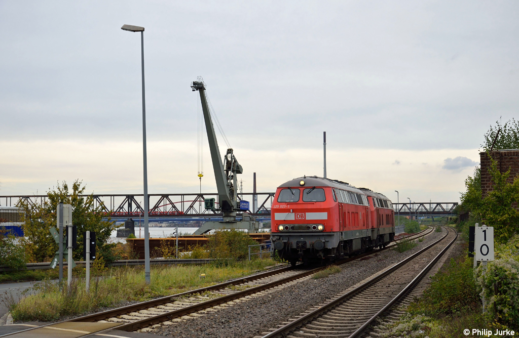 225 023-1 und 225 117-1 am 14.10.2012 in Duisburg-Wanheim.