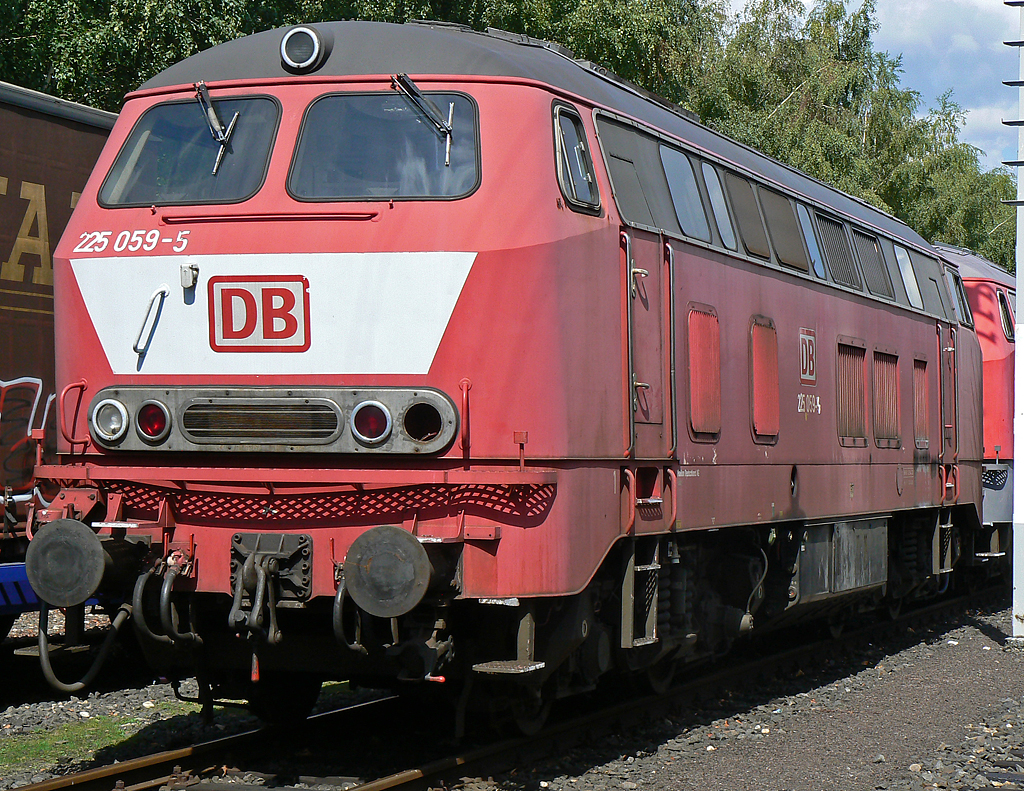 225 059-5 erwartet mit 5 weiteren 225ern und einer 232 auf ihr Schicksal vor den Toren der Fa. Steil in Köln Poll , aufgenommen am 06.08.2010