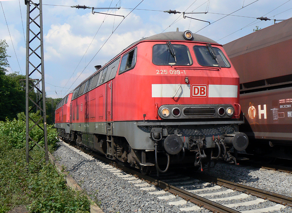 225 099-2 in Duisburg Neudorf am 28.05.2010